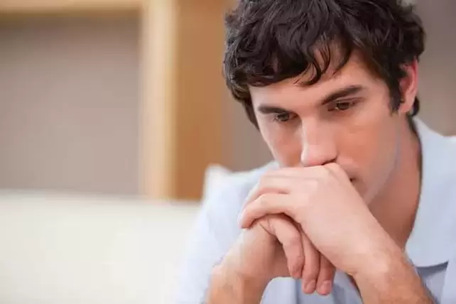 Młody człowiek cierpiący na impotencję